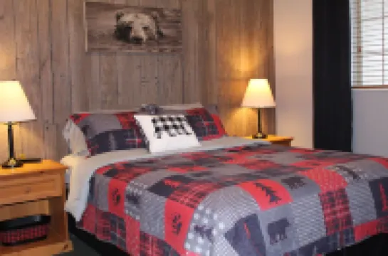 Lazy Bear Lodge on snow/UTV trails and lake