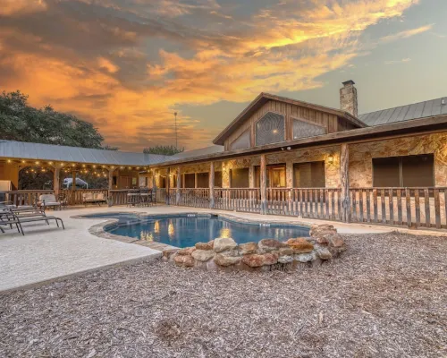 La Mansion on the Frio - Pickleball Court, Pool Hotels in Concan
