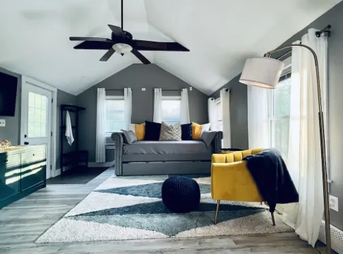 Contemporary cottage minutes from the heart of town!