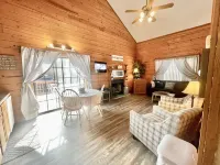 Farmhouse Themed Cabin Condo Close to All Branson Fun, Area Lakes~ Pet Friendly