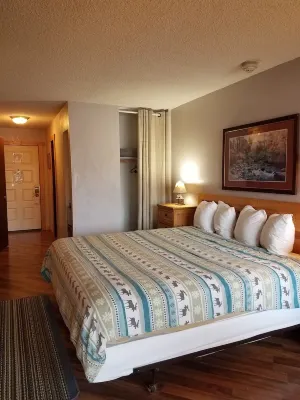 2 Rm Resort Studio Suite for 4-6 with Full Kitchen and Free Wifi and Parking