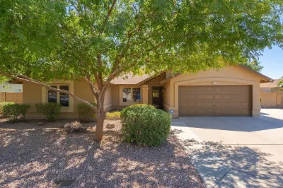 HUGE, heated pool. Family friendly, toys for all!  Big & beautiful backyard! セイフウェイ周辺のホテル