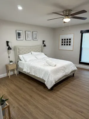 Bighouse4.5 miles from Clearwater Beach pier 60 2.2miles from old coachman park Hotels near Publix Super Market at Gulf to Bay Plaza