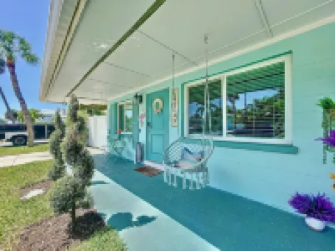 Newly renovated  Cozy Beach Cottage A1/2 of a duplex, 3min walk to beach