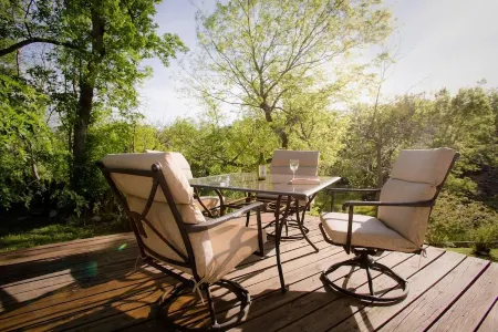 Circa 1900 Farmhouse Cottage - Pond - King Bed - Fenced - 8 Miles to Brenham