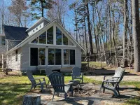 Beautiful Phillips Lake Home. Hotels in Dedham