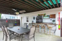 Private bkyd w/tiki Bar, Linens + towels included, Walk to beach. 4 beach badges
