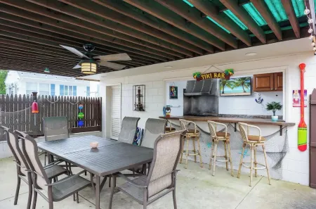 Private bkyd w/tiki Bar, Linens + towels included, Walk to beach. 4 beach badges