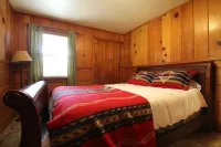 Ahwahnee-be Vintage Cabin - Three blocks to town!