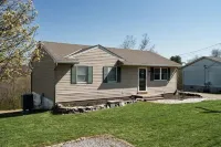 NEW! ARK Family Retreat w/ Game Room 3min to Ark! - 3 estrellas