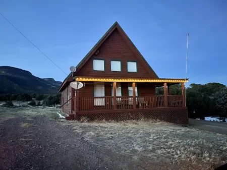 South Fork Shangri-La! Quiet and clean retreat steps from the National Forest!