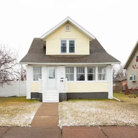 The Sunflower Home- Game Room & Hot Tub! Pet Friendly: Dogs & Cats Are Welcome!