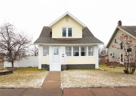 The Sunflower Home- Game Room & Hot Tub! Pet Friendly: Dogs & Cats Are Welcome!