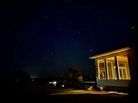 WATERFRONT exclusive 4-bedroom house, pool/hot tub on 15 acres, fenced & gated!