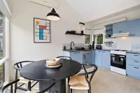 Boxy's Beach House: Perfect Location - Sea ViewsPeace & Quiet - Walk Anywhere