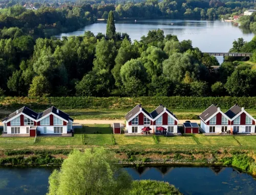 Situated villa with all the comforts, right next to a small lake - Lakeside