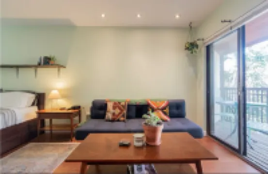 Cozy, modern Pearl St. condo. Ideal location!