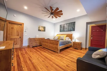 Restored Firehouse One Minute to Skiing on Main St Отели в г. Виндхам