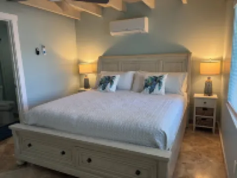 10% Off Promo! ! Renovated 3Br 3BA, Tiki Hut, 37' Dock, Cabana Club Memb.