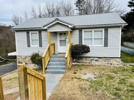 Hidden Gem-10 minutes to DT Chatt! Perfect for teleworkers, small families, etc.