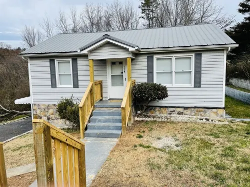 Hidden Gem-10 minutes to DT Chatt! Perfect for teleworkers, small families, etc.