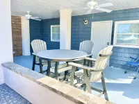 Dogs Welcome! Cute space, fresh out of entire renovation! Steps to beach!