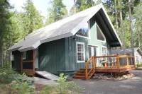 Cozy Bears Den Cabin just off Lake Kokanee