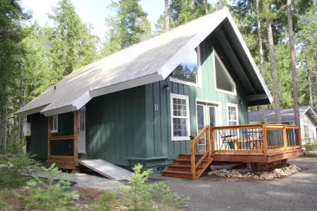 Cozy Bears Den Cabin just off Lake Kokanee