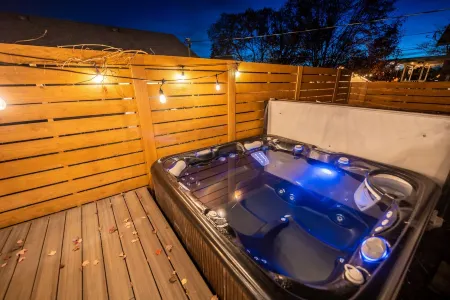 Jungalow Bungalow w/hot tub right across from WWU, close to downtown and shops!