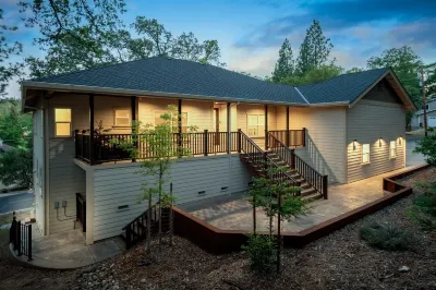 Luxury 5Br Cabin! Massage Chair! Walk to the Beach! 26 Mi to Yosemite!