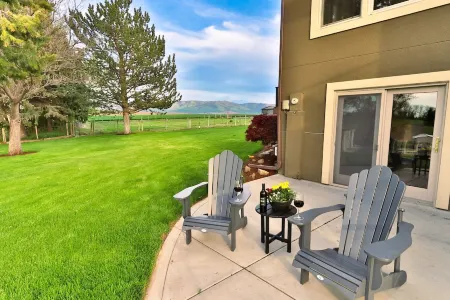 Tipsy Rooster-Country Elegance