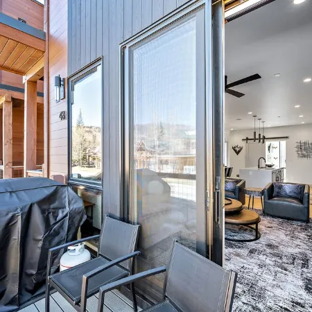 Blue River Views - Mountain/Modern with Private Hot Tub