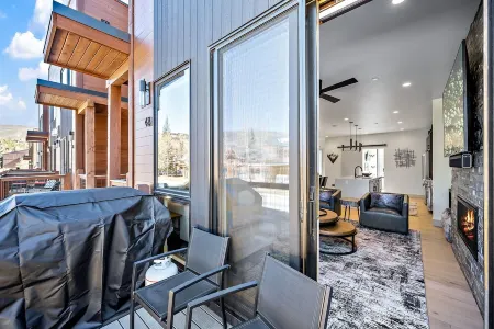 Blue River Views - Mountain/Modern with Private Hot Tub