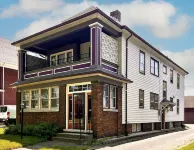 The Antique Reno is walking distance to the Falls and in a historic area.