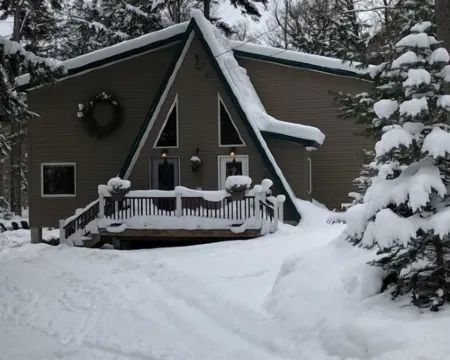 Bear Creek Lodge: By First Lake, Ride from Cabin Hotels in Webb