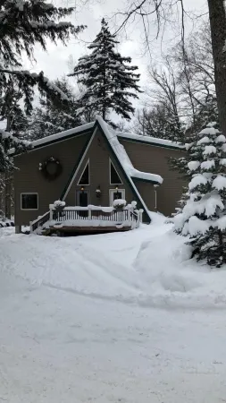 Bear Creek Lodge: By First Lake, Ride from Cabin