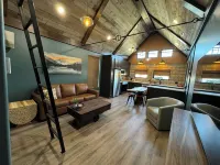 Courtside Cottage next to Pickleball Warehouse. Unique place to stay! Hotels in Lawrence County