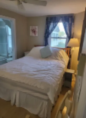 Cozy condo with harbor views. Walk to Dock Square and Beach.