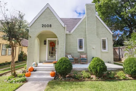 Newly Restored 2BR Heights Cottage