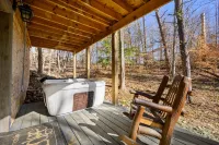 New Listing! Couples retreat- swing bed-hot tub-fire pit-putt putt