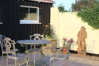 DAIRY COTTAGE. Delightful luxury rustic cottage nr New Forest and South Coast.