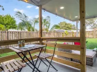 Super Modern ~3 miles to Beach~ Large Yard/Patio & BBQ โรงแรมในฮาลเลนเดล บีช