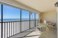 Beachfront Bliss: 2-bedroom condo plus den on fabulous Fort Myers Beach