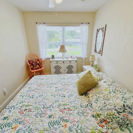 Riverside Retreat - 3 Kayaks, minutes from the beach, shops and great food!
