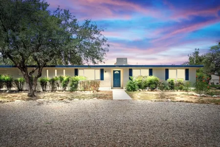 l NEW l 5BR/3BTH Large & Modern Home sitting in 1 acre lot l Centrally Located