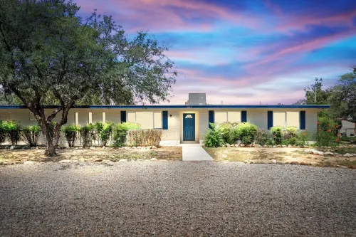 l NEW l 5BR/3BTH Large & Modern Home sitting in 1 acre lot l Centrally Located