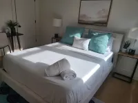 Union Square Beauty 2 bed/2 bath w/ Private Patio Hotels in Somerville