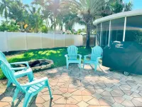 Comfortable home with King bed suite - close to Beach!