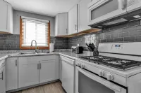 Gorgeous 2 Queen Bed North Buffalo Apartment with Free Driveway Parking