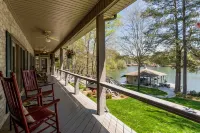 GREAT for FAMILIES, beautiful waterfront, kayaks, firepit, pool table, & more! - Wi-Fi